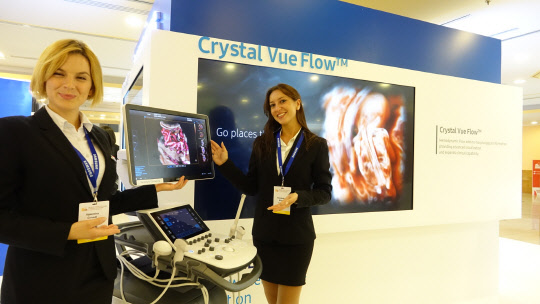 28일까지 이탈리아 로마에서 열리는 '세계 산부인과 초음파학회' 삼성메디슨 부스에서 직원들이 새로운 영상 기능인 '크리스탈 뷰 플로' 등을 탑재한 초음파 의료기기를 소개하고 있다. 삼성메디슨 제공